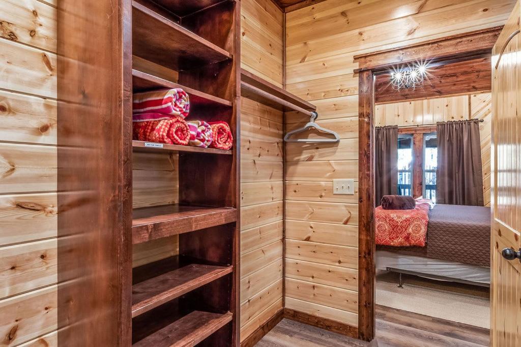 Large Luxury 2Br Cabin W Hot Tub Double Trouble Was Designed For Fun Comfort And Memories Minutes From Buzzling Hochatown And Beautiful Beaver Bend State Park Broken Bow Exterior photo